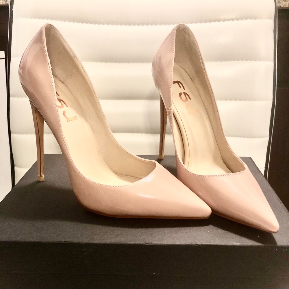 NWOT - Super sexy heels - Nude/blush
